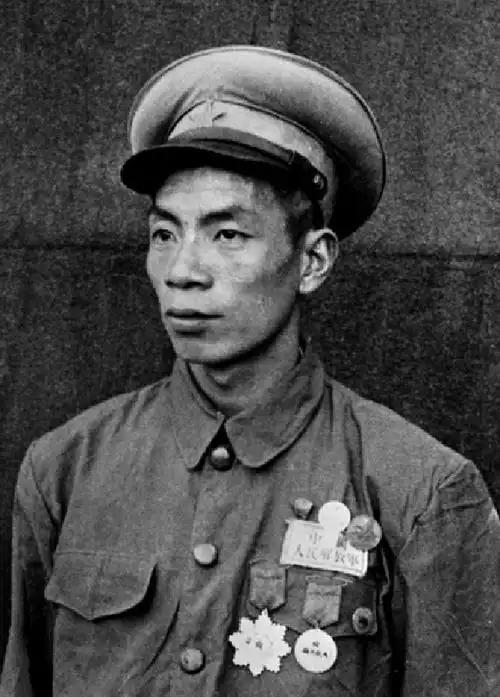 1951年，志愿军师长黄朝天违抗军令，率9000残兵掉头杀向3万美军，13天后李