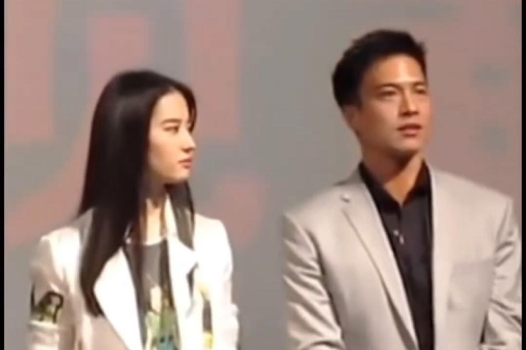 安志杰在直播时，有网友留言问“刘亦菲真的很漂亮吗？比上镜头还美吗？为什么你看到刘