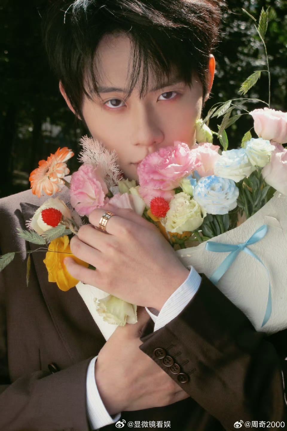 周奇 脸颊痣 周奇脸颊痣，左右都有一颗，长在了我的左心房和右心房。是他的专属标识