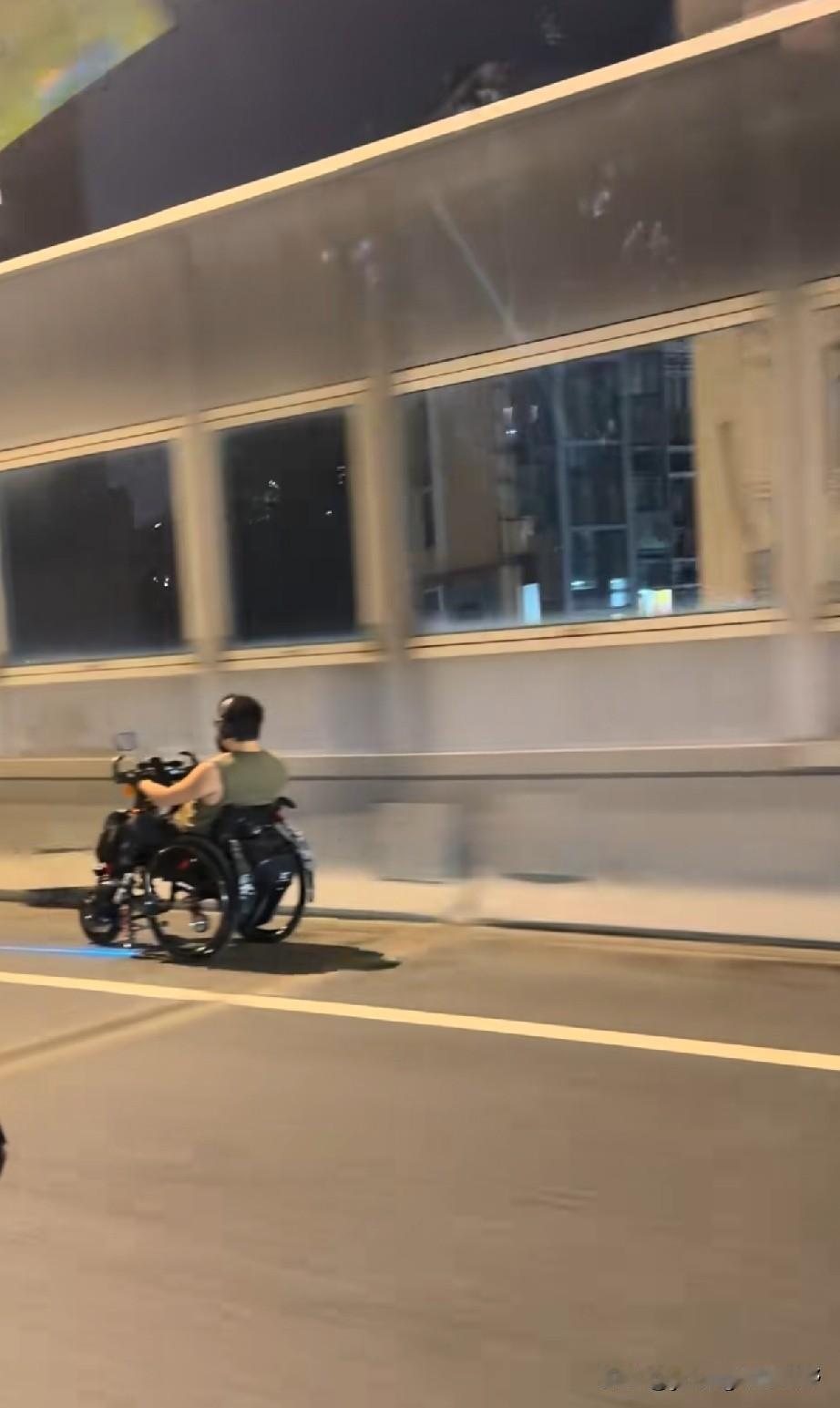在广州的高架路上，你会看到各种千奇百怪的交通工具。这里不仅有电鸡横行，就连电动轮