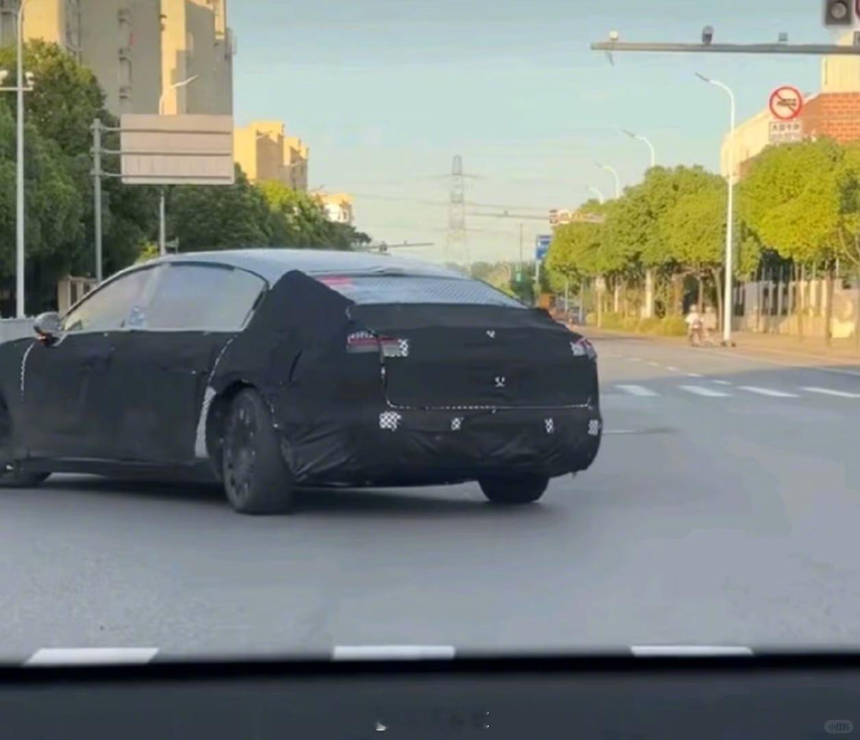 目测有后轮转向…..[并不简单][并不简单]猜一猜是啥车？ ​​​