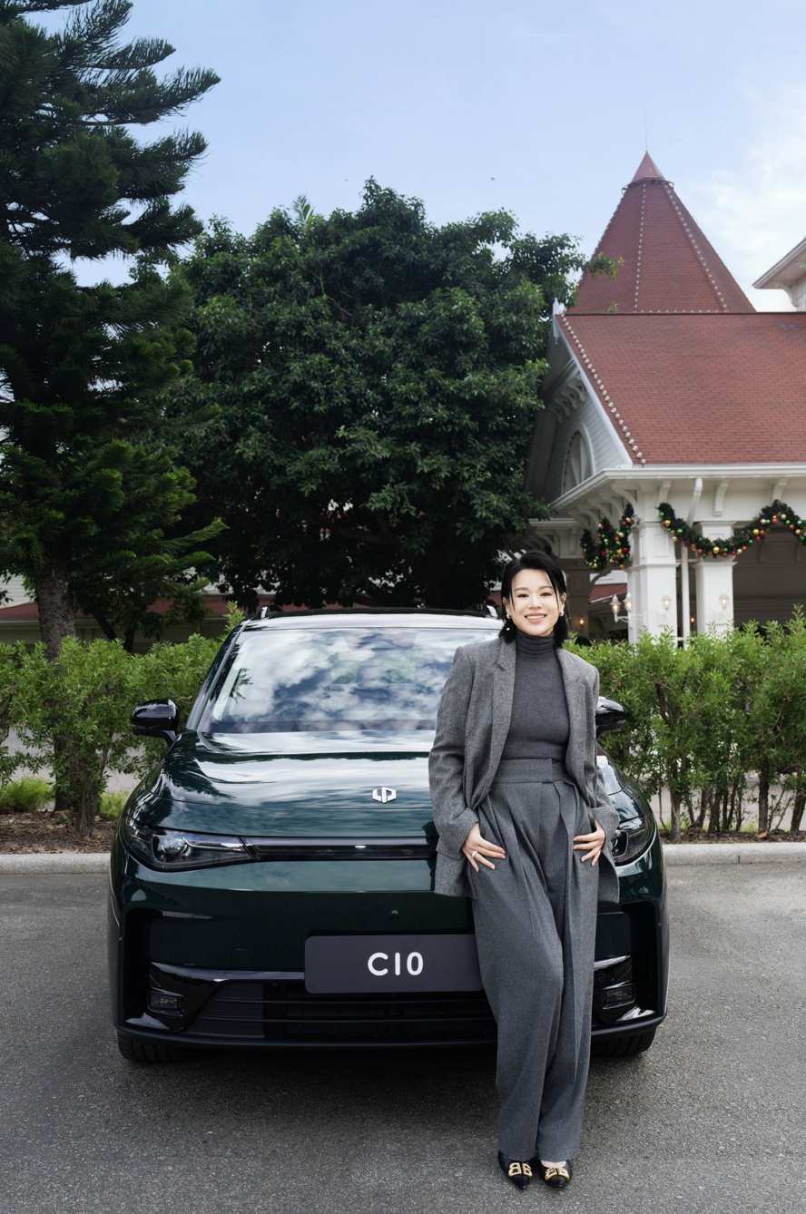 最近在追胡杏儿新剧《时差一万公里》，真的狠狠代入了，看到戏里她总在不同时区奔波，