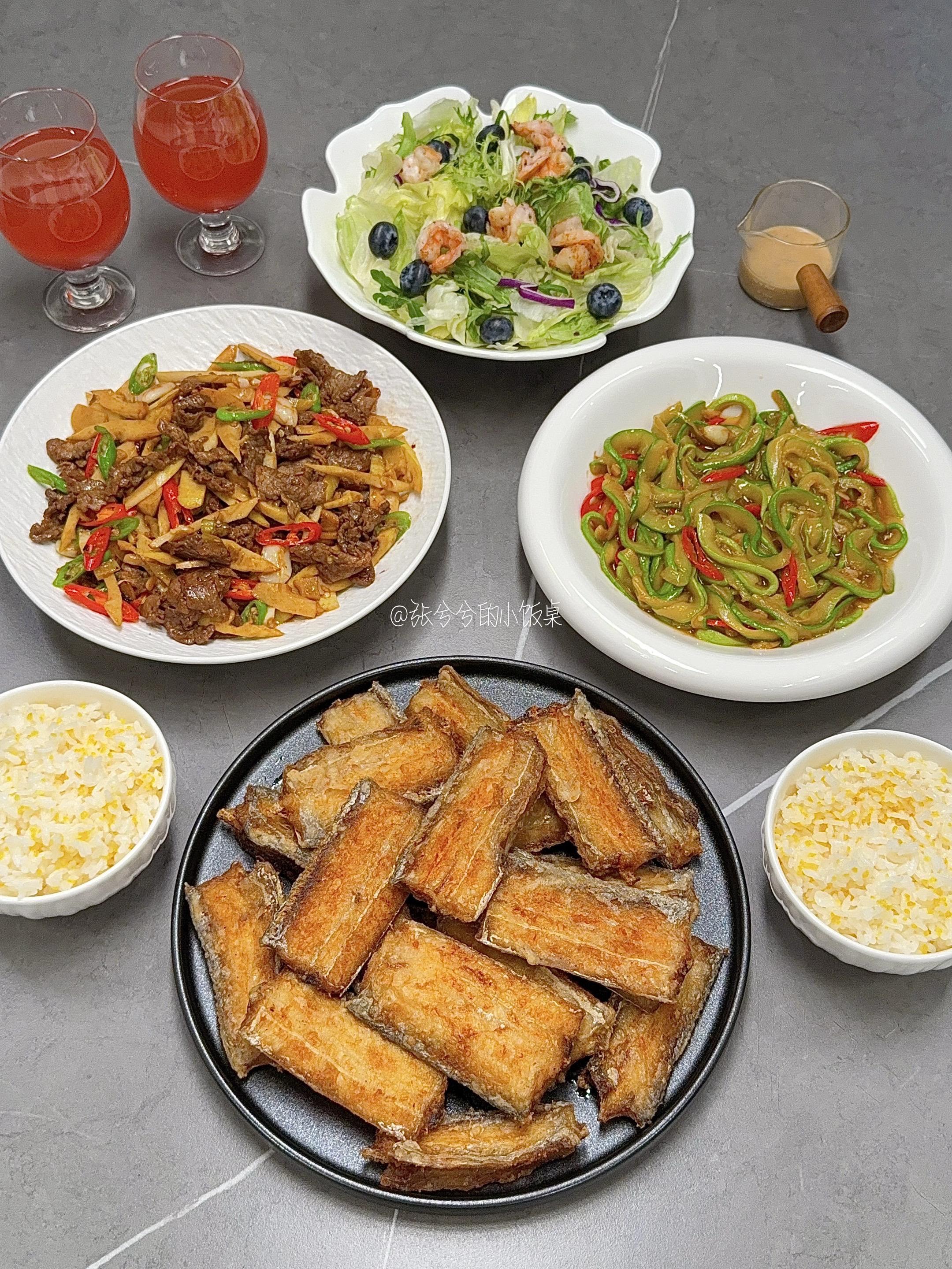 🌿春日美食分享。【干炸带鱼】 【春笋炒牛肉】 【素炒西葫芦】 【虾仁蔬菜沙拉】