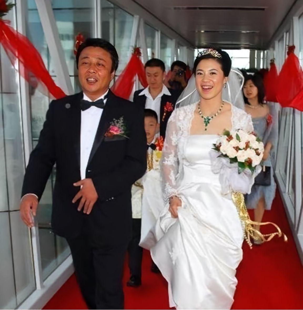 2001年，郭斌和王楠相恋，王楠的父母知道后，就对郭斌说：“你不仅年纪大，而且还