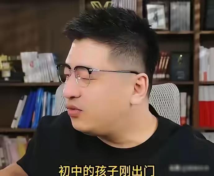 42岁的张雪峰猝然离世时，无数家长在他的社交账号下留言：“是这个说透升学真相的人
