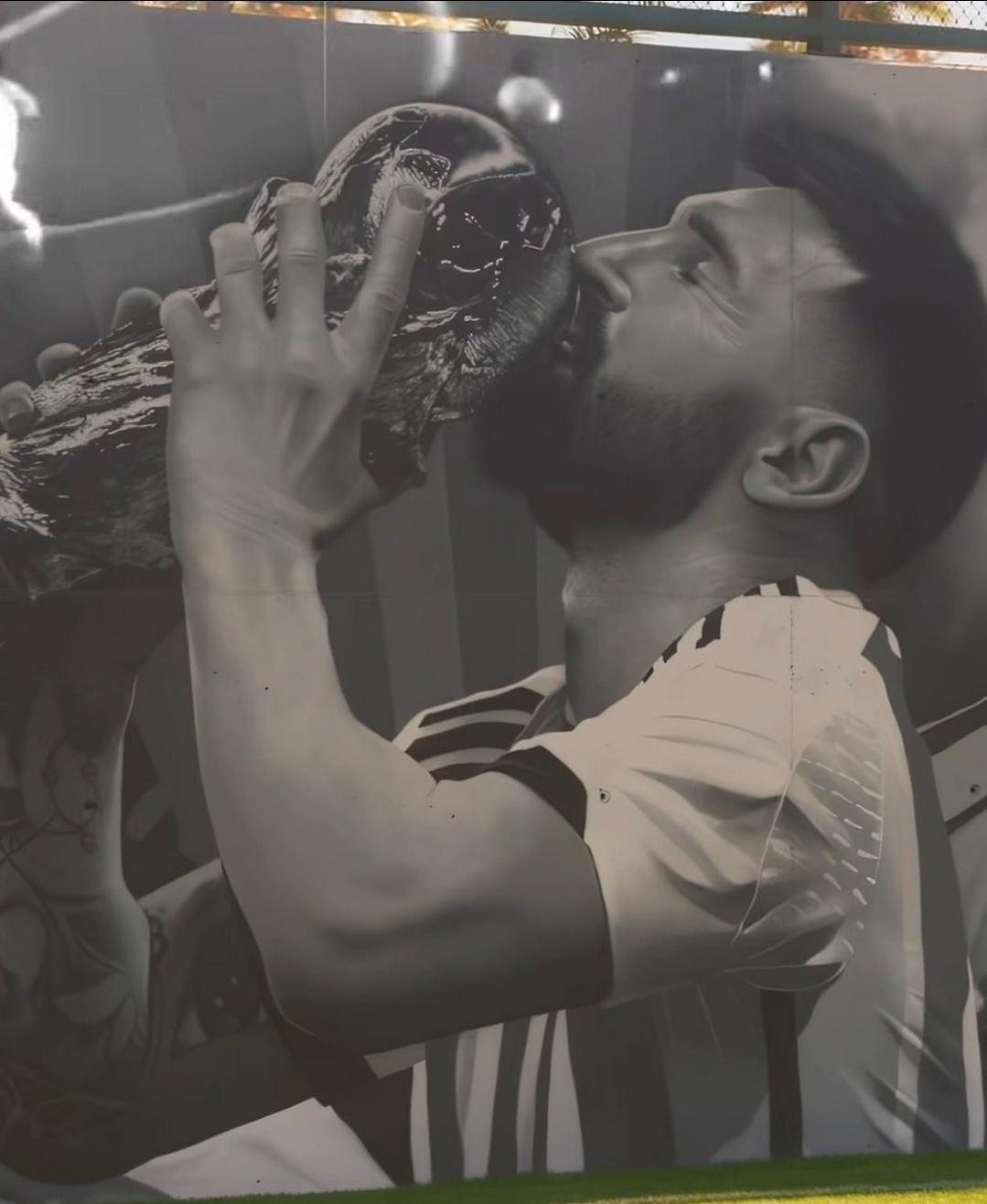 葡萄牙球员鲁本·内维斯在其私人训练场墙壁上挂上了传奇梅西亲吻世界杯奖杯的照片 ?