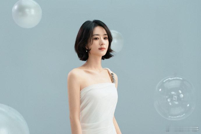 赵丽颖身着极简白裙，优雅大气，清冷简约的气质宛如女神降临，每一个笑容都闪耀着光芒