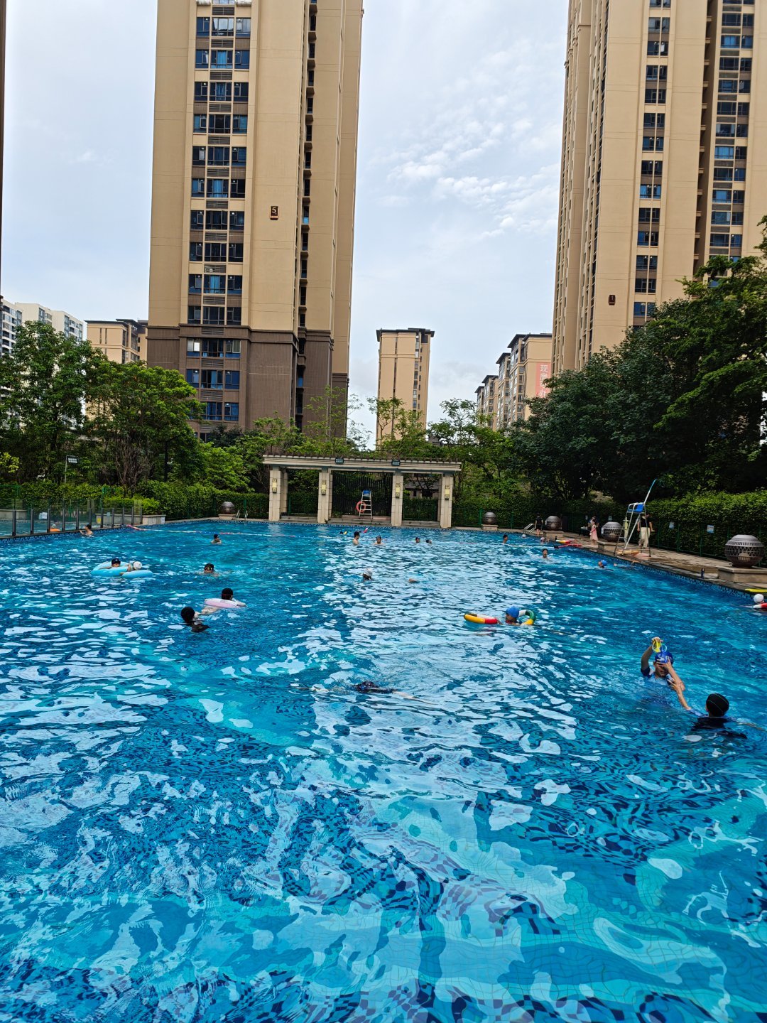 🏊🏻♀️游个半小时就上来了有运动就好…每天都是忙个不停，一天天就这样过去 