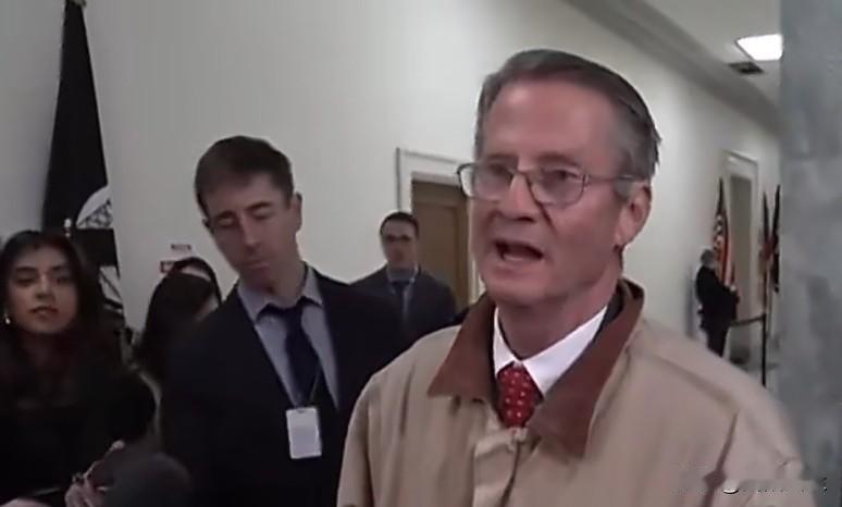 美国众议员‌吉姆·伯切特斥责克林顿“没种”，逃避爱泼斯坦案调查。

伯切特:“他