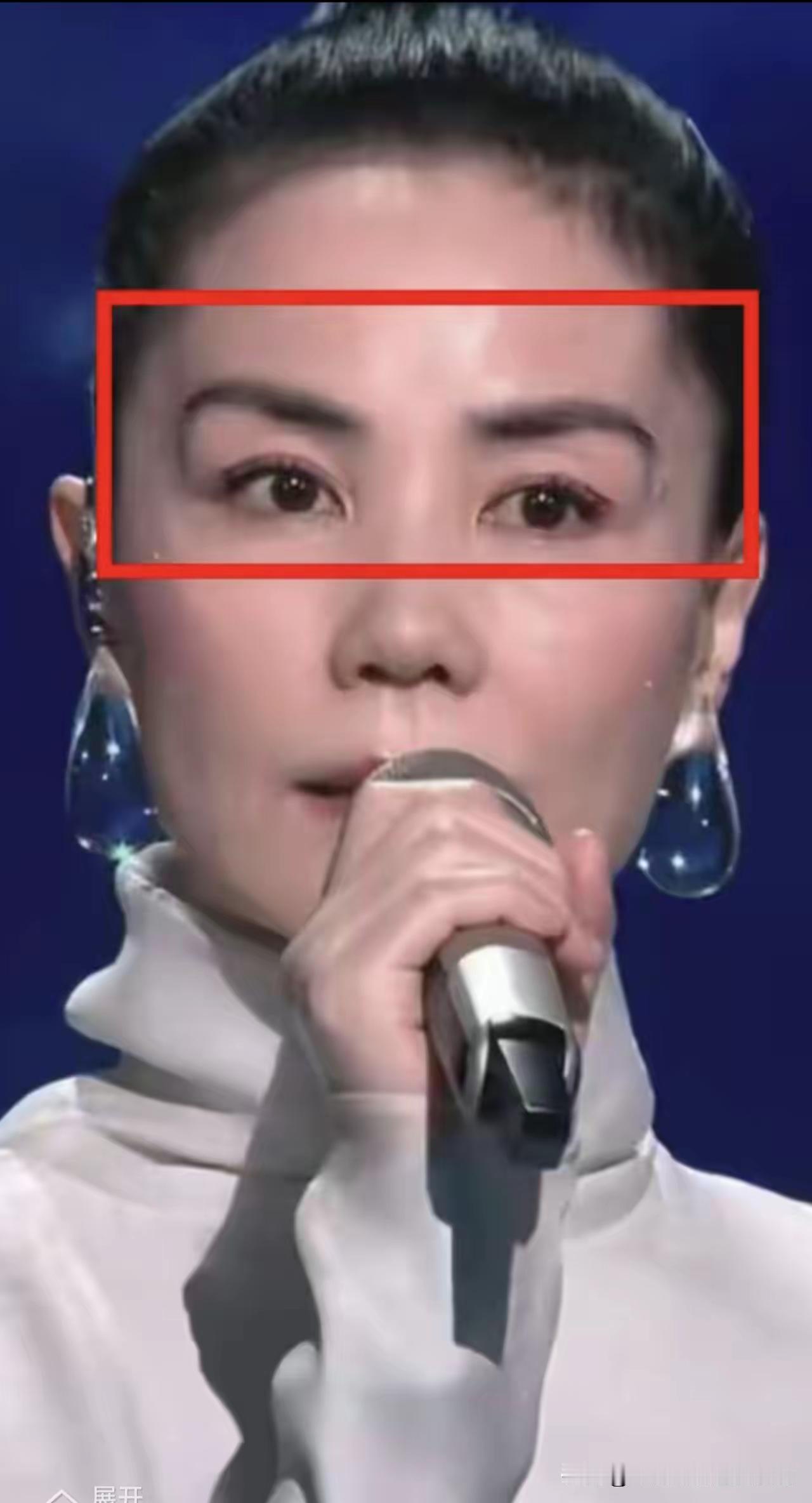 化妆师是谁啊，竟还说是灯光的原因！[我想静静][我想静静][我想静静]