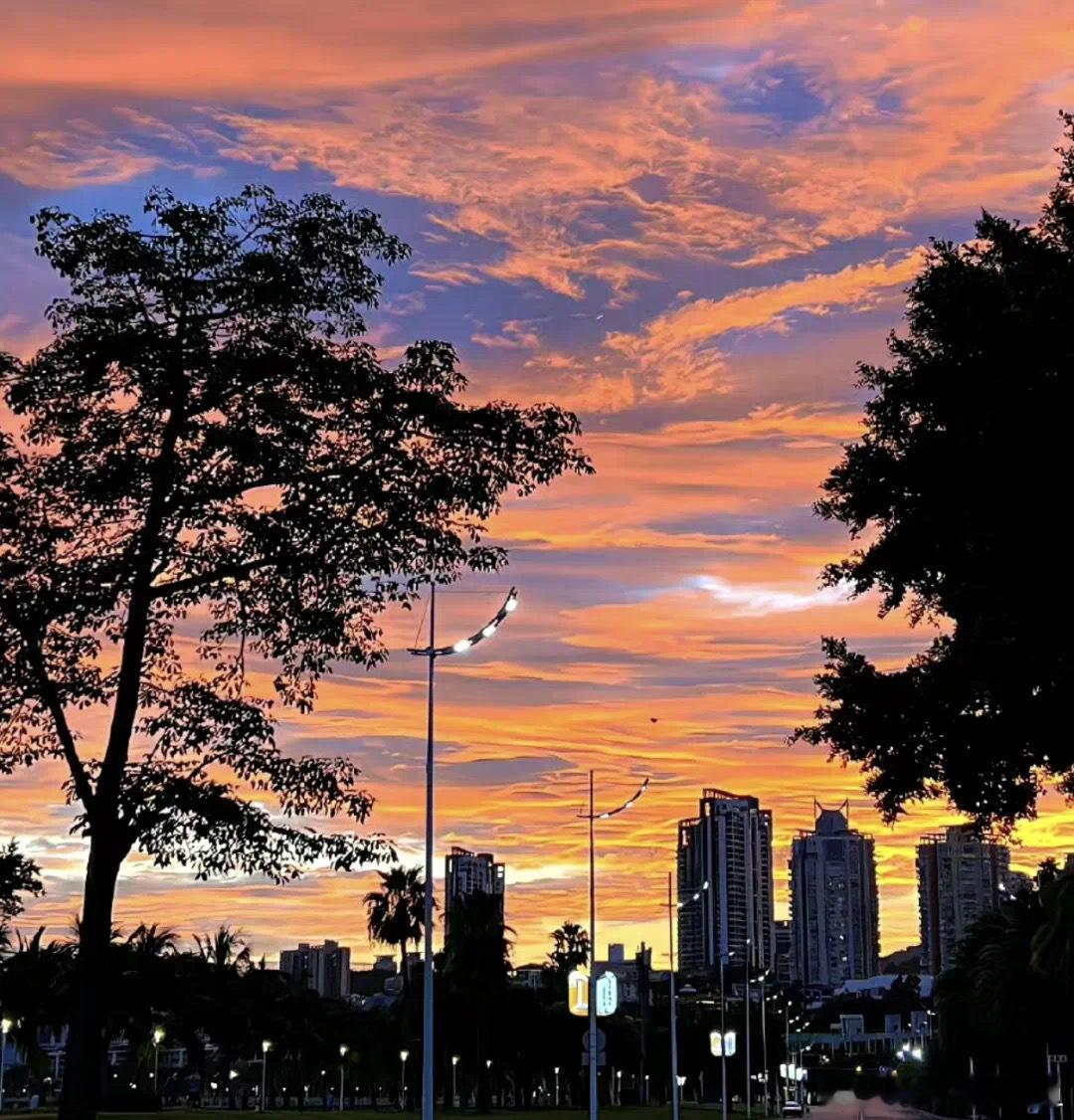 有人捏着你的敏感隔岸观火 就注定有人愿意拥抱你的怯懦#每日一善[超话]# ​​​