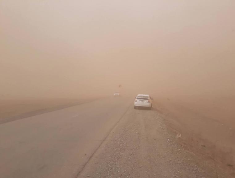 昨天刮的沙尘暴，去年冬天没下雪，今年春天应该会频繁的沙尘暴呦。