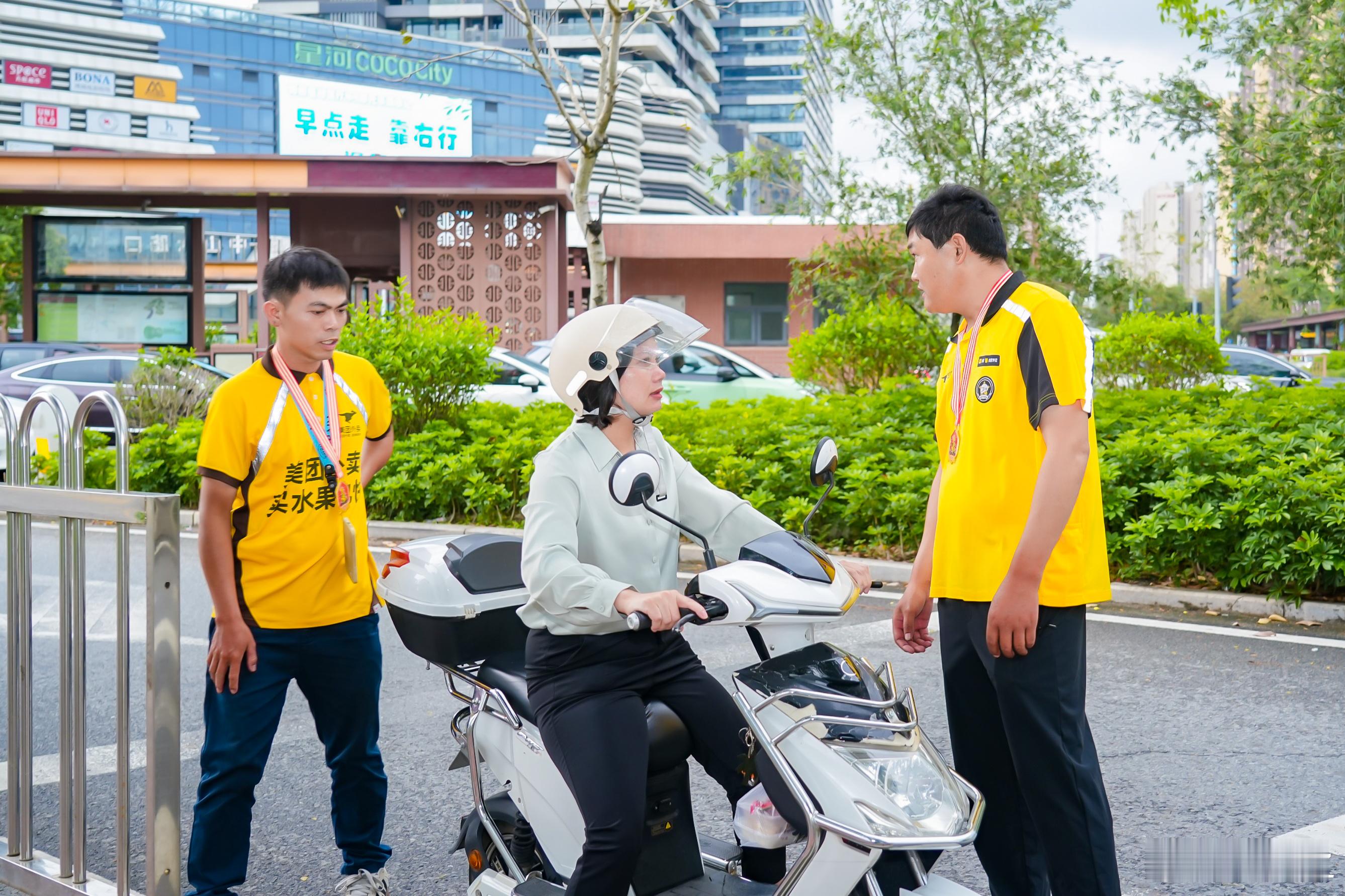 在中山万物皆不可闯红灯 白切鸡等上碟，烧卖等降温，连美团骑手也慢慢送。他们说安全