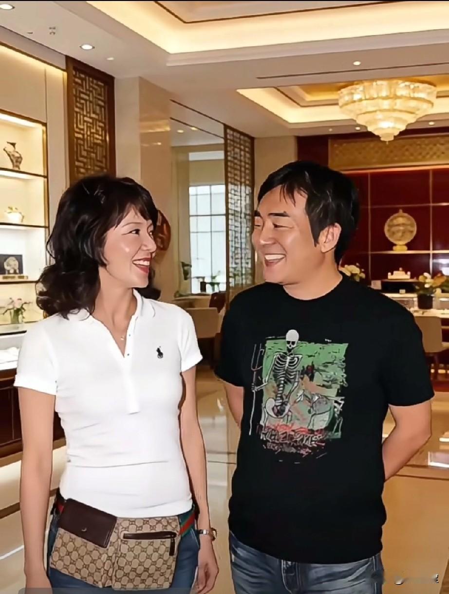 又一对女强男弱的明星夫妻分手！
郑裕玲与吕方16年情断，从倾心相助到争执分手，爱