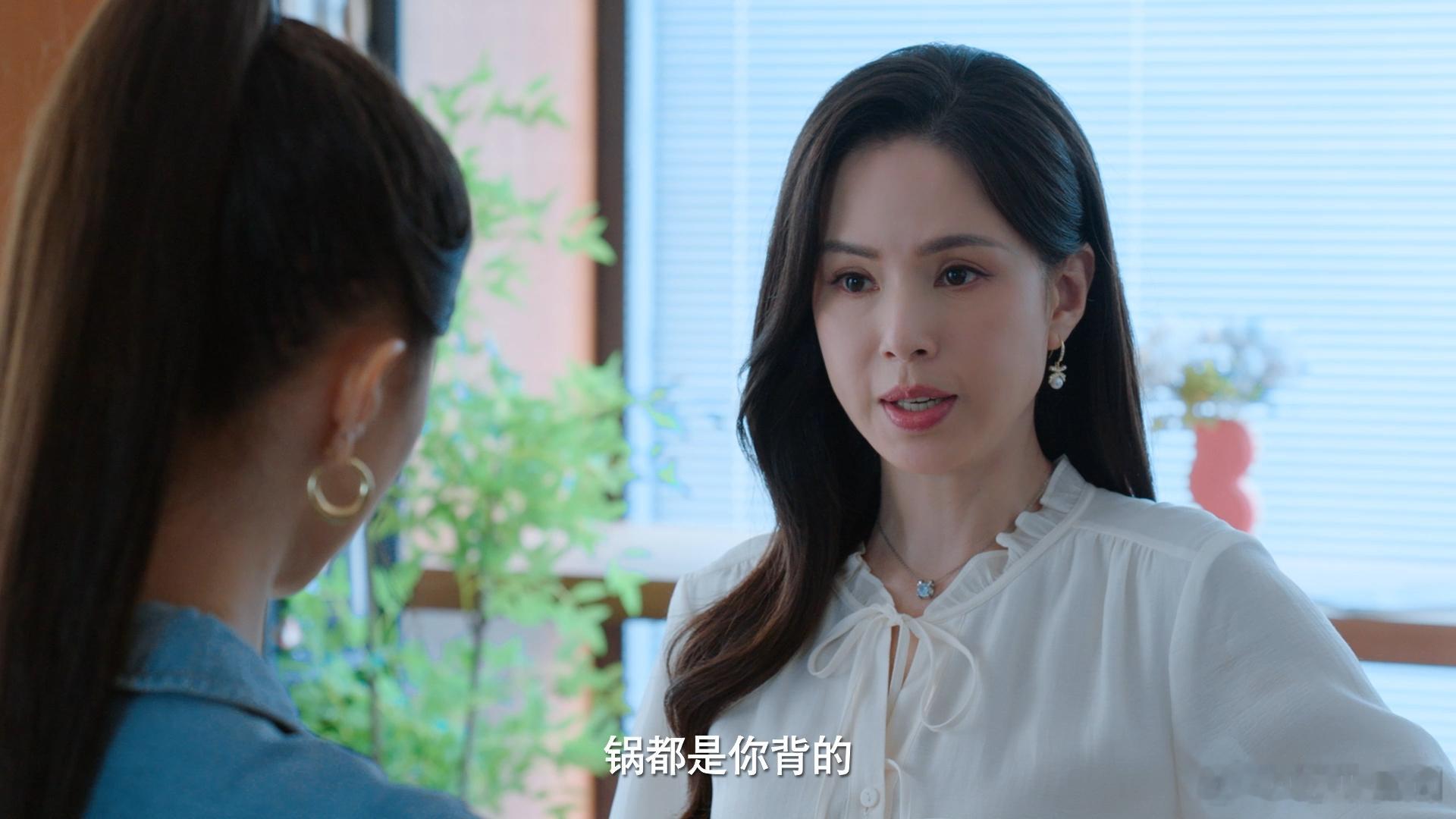 #李若彤职场状态好真实##心疼李若彤#李若彤的职场表现展现出了真实的一面，她所经