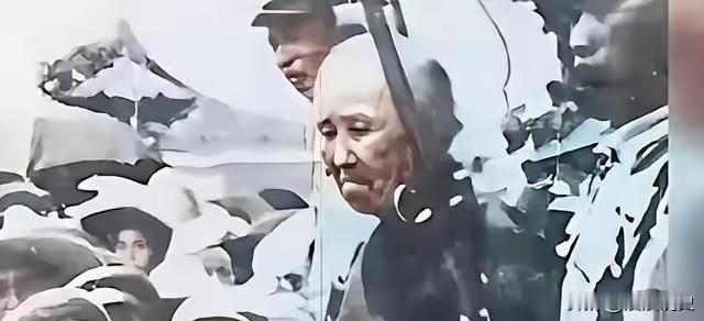 1950年，“双枪老太婆“赵洪文国被押赴刑场时拍下的照片。当时赵洪文国已经71岁