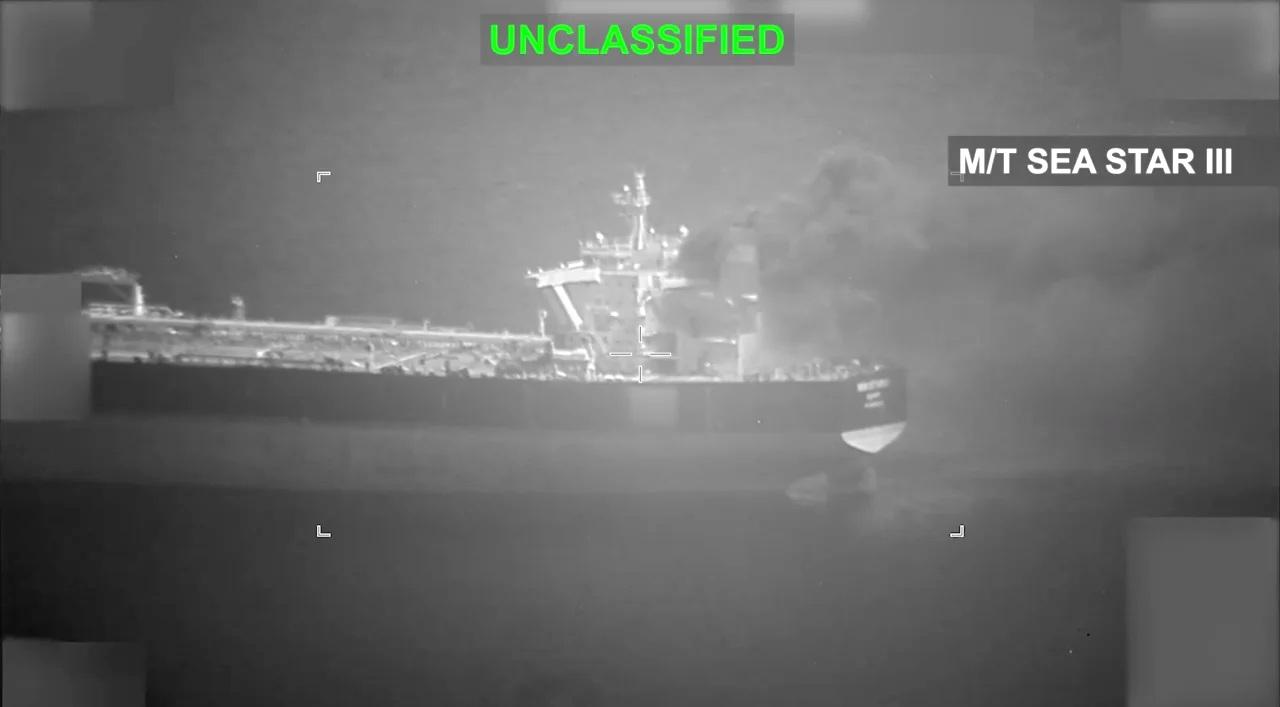 美军凶猛：F/A-18攻击2艘伊朗油轮烟囱，专业破坏船舶动力？

周五，美国中央