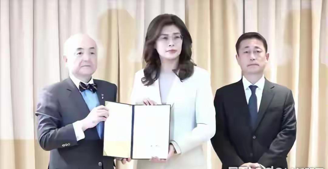 在中山陵前演讲，提及处于日本奴役下的台湾时，此人哭得涕泗横流、一把鼻涕一把泪，活