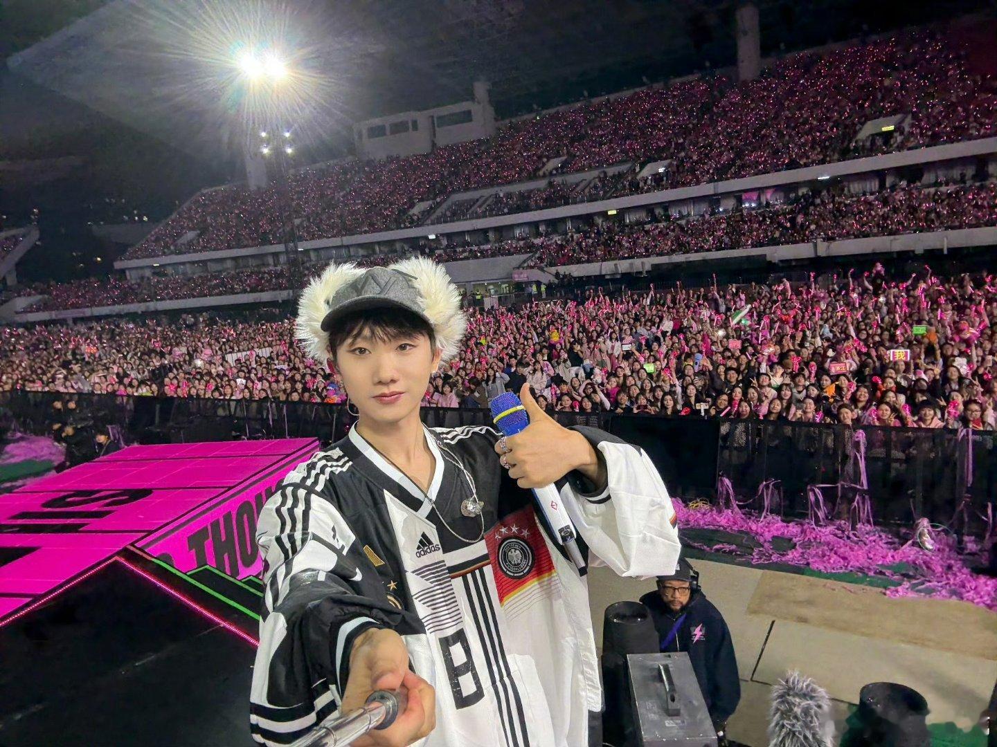 汪苏泷粉丝应援暗号是好喜欢你汪苏泷粉丝在罗曼城的应援暗号是“好喜欢你”昨晚粉丝们