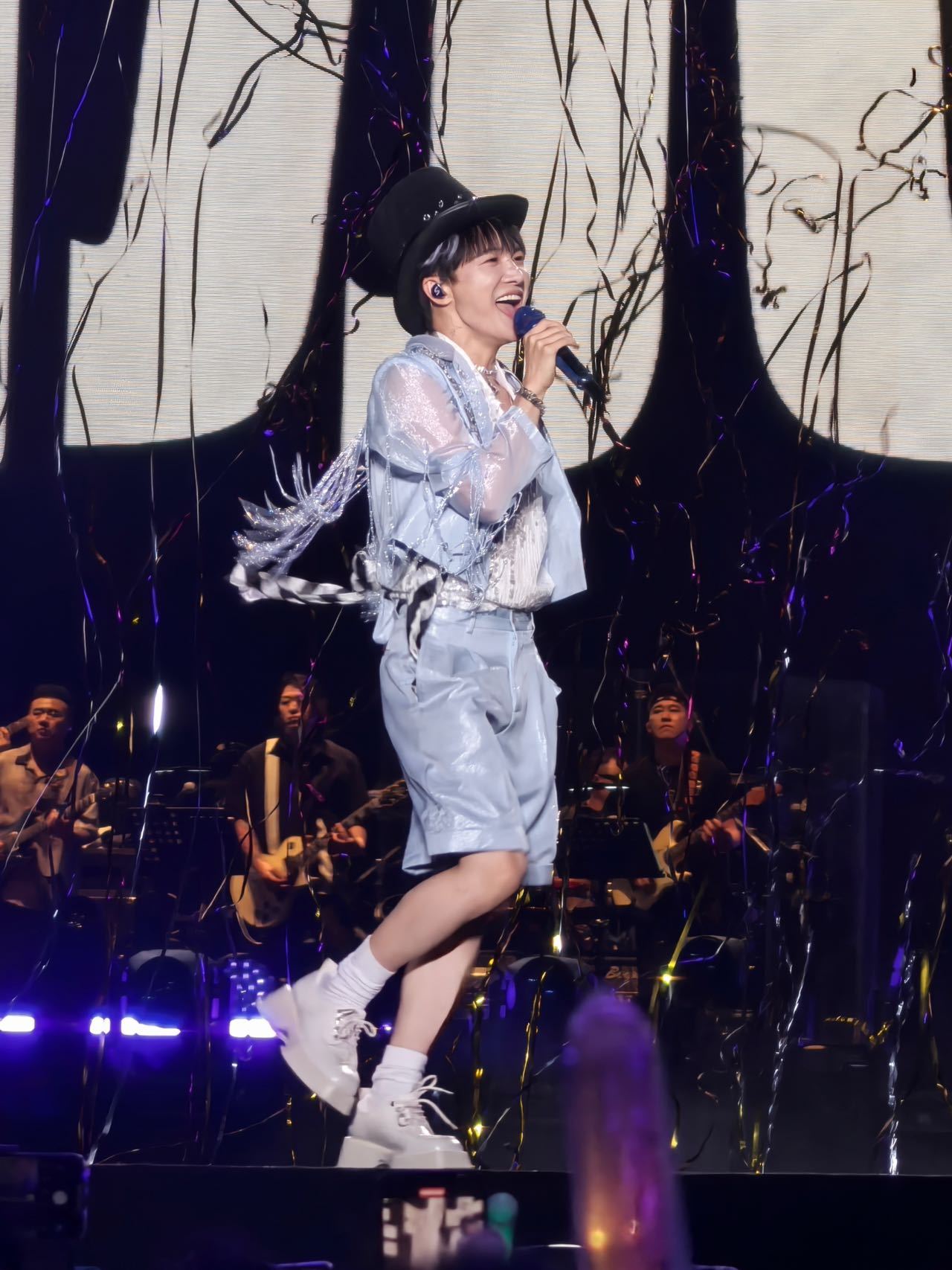 #周深魔术萌混过关##周深连演唱会魔术都升级了# 周深的演唱会全方位提升，舞美升