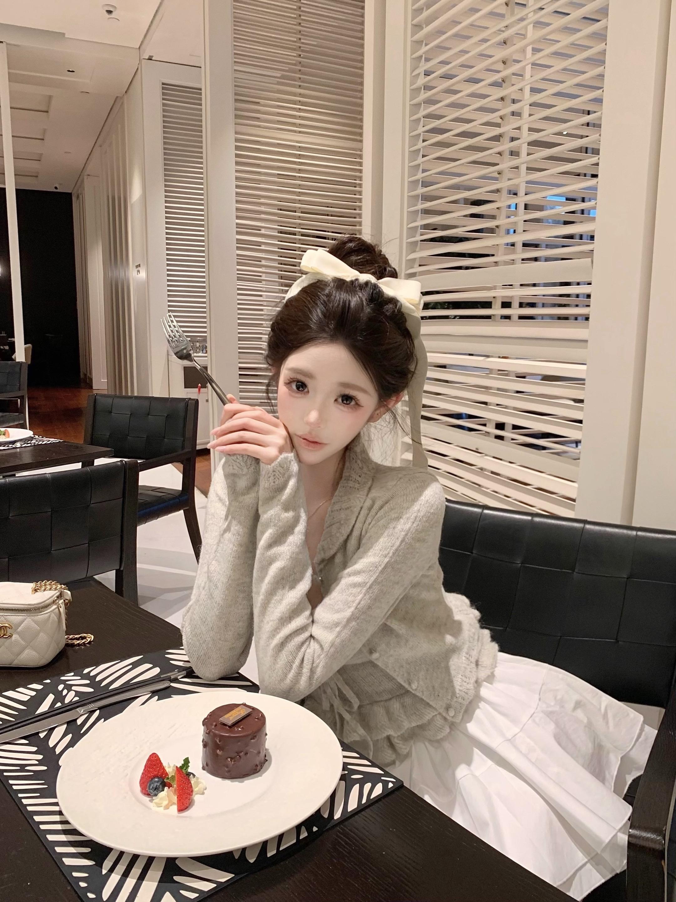 我等下发张自拍,然后吐槽自己最近变丑了,你们就在底下评论:没有啊还是很...