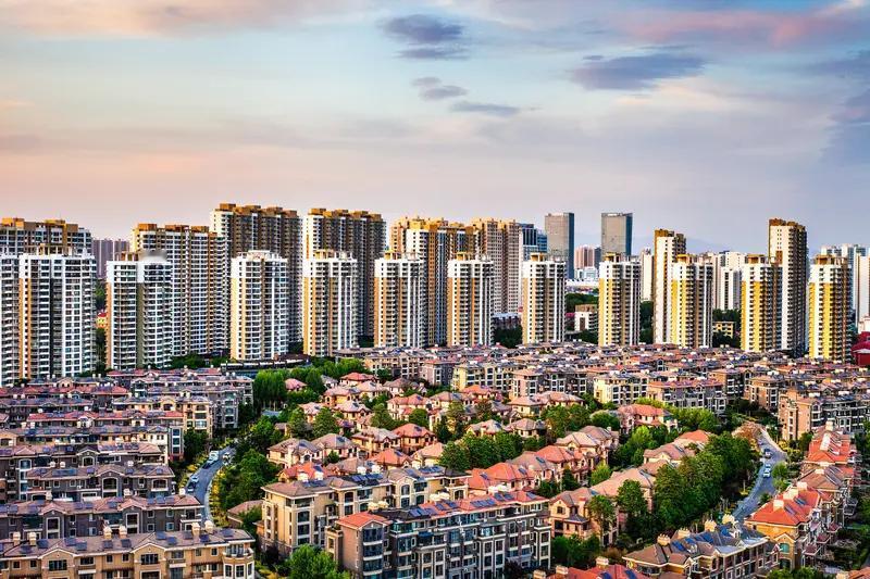 楼道里碰见，能叫出邻居名字的人不多了。

住对门几年，不知道对方做什么工作。小区