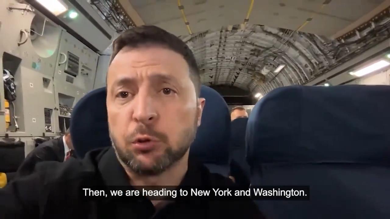 在泽连斯基最新的视频中，他证实自己正乘坐C-17军用运输机进行转移。这一信息透露