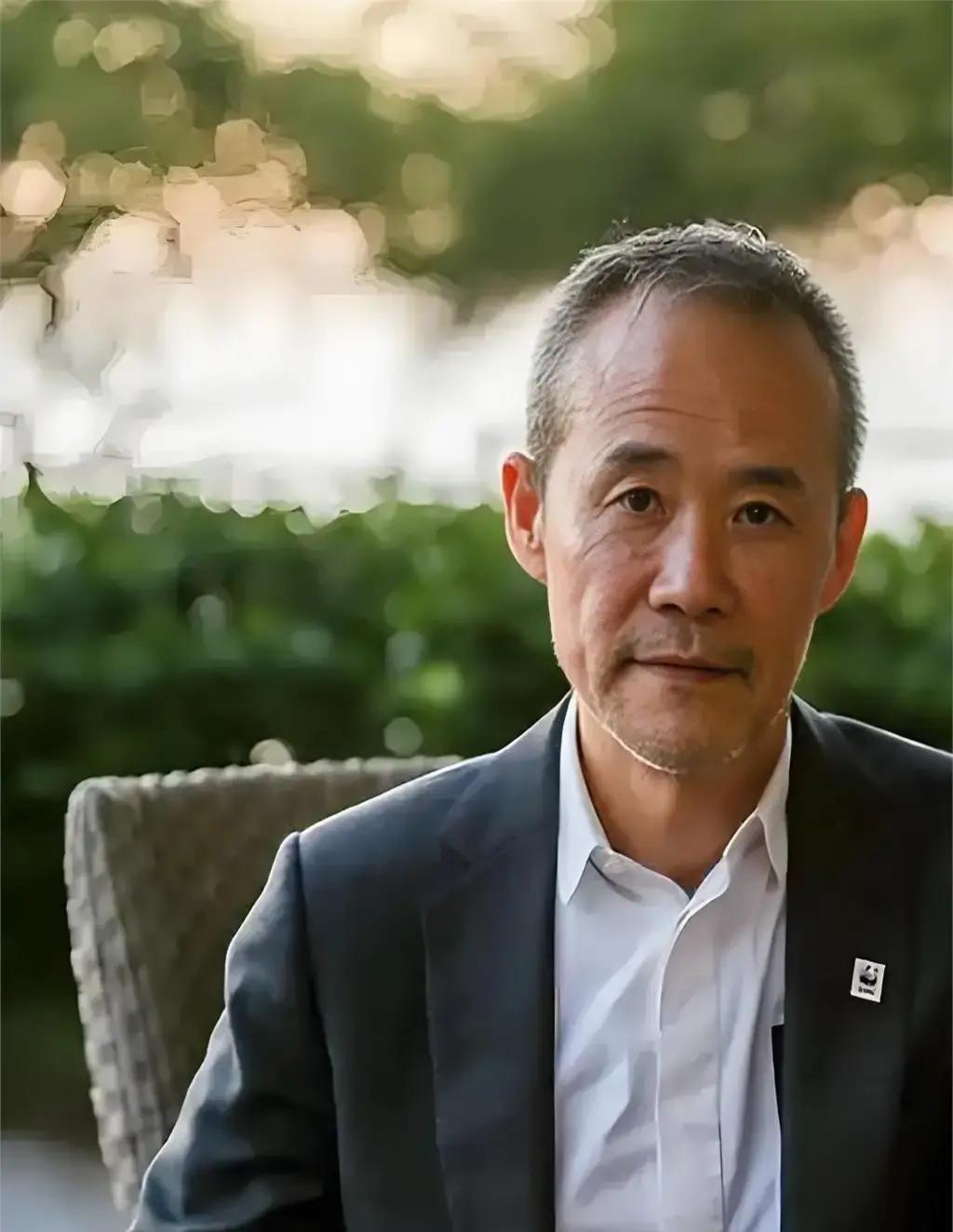 王石在酒桌上说第一段婚姻压得他喘不过气，先离婚才松快，转头就跟田朴珺对上眼。
饭