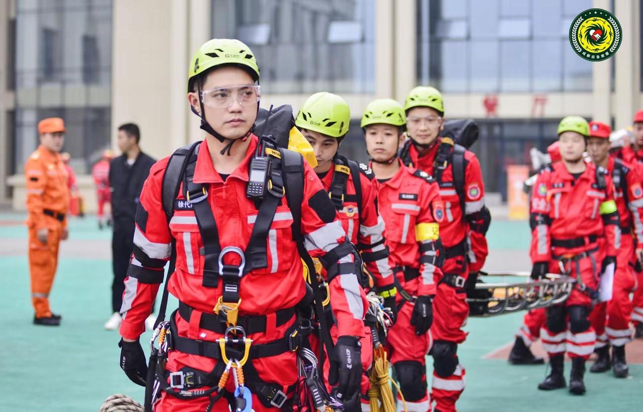 这身公益救援的衣服是我们职业外的选择，从来没有什么英雄，只是多了不愿意袖手旁观的
