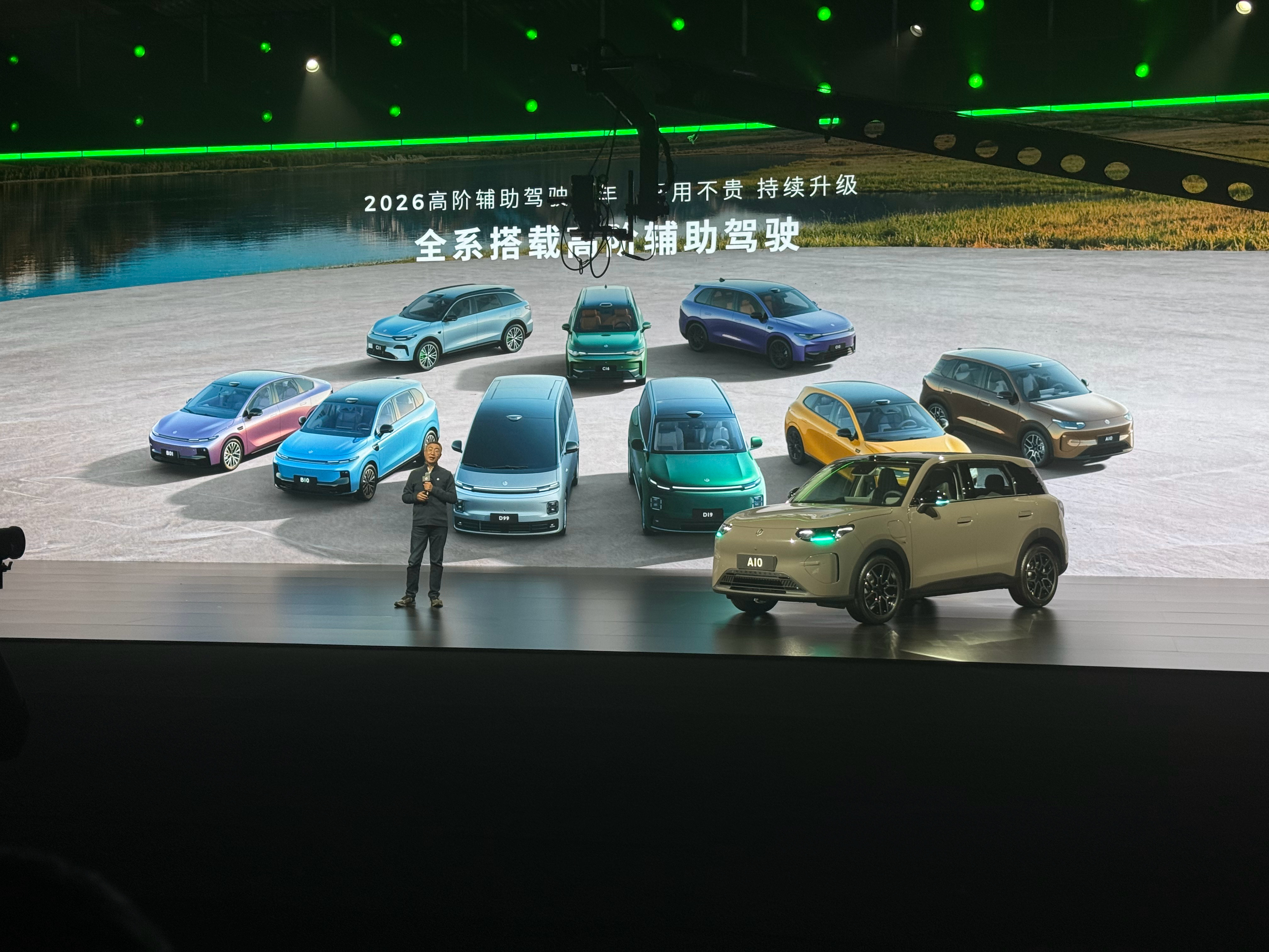 零跑A10，6.58万起。这小车非常有说法，价格比我的预期低很多，大家也可以看一