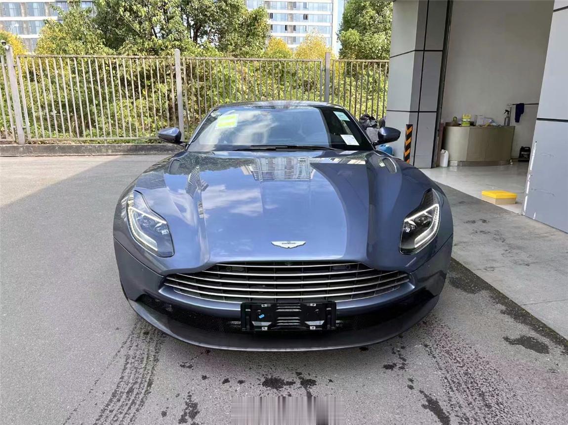 阿斯顿马丁 DB11 V8 竞赛蓝/黑白现车优惠71.51万，含消费税20×万恩