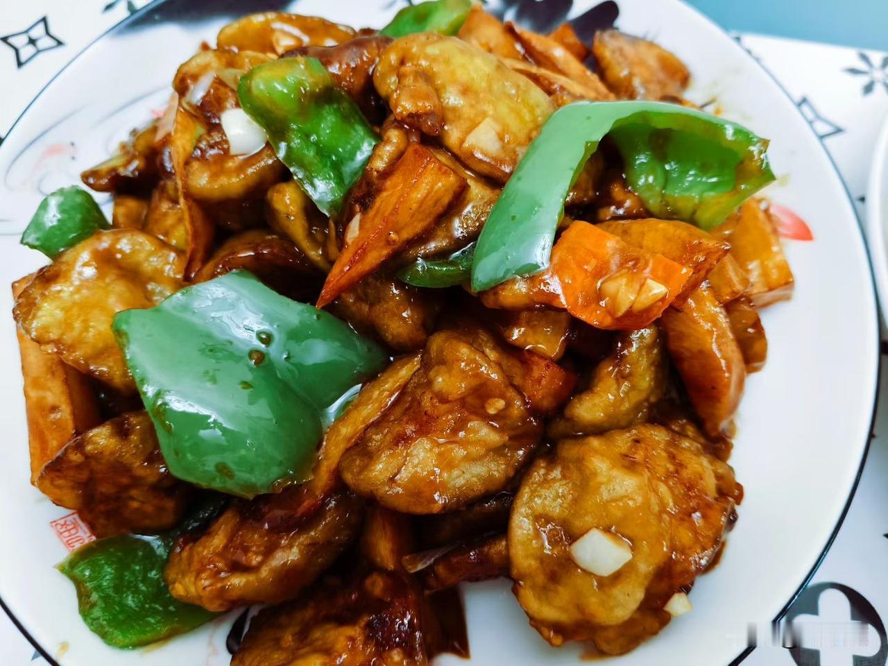 吃饭的时候，公公一口痰吐在了地上，然后用脚来回在地上搓了搓，我老公看到大喊一声：