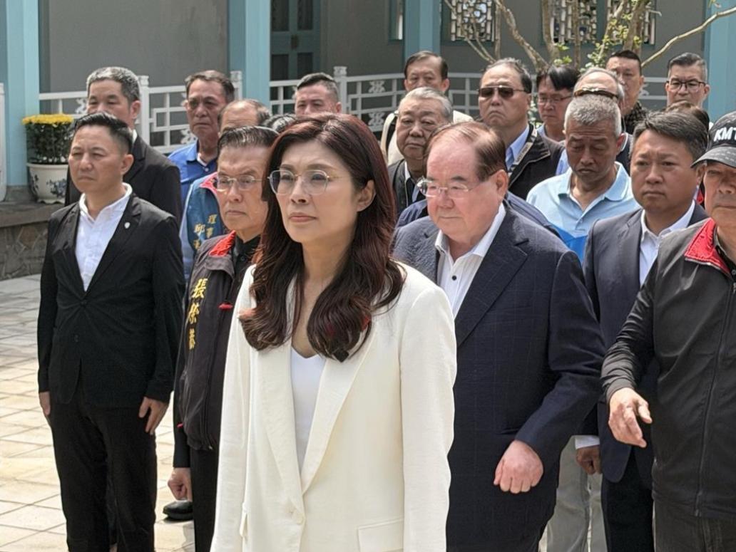 郑丽文又圈粉，清明前祭拜蒋介石并献花，蒋家后代蒋万安却没有来。4月2日国民党主席