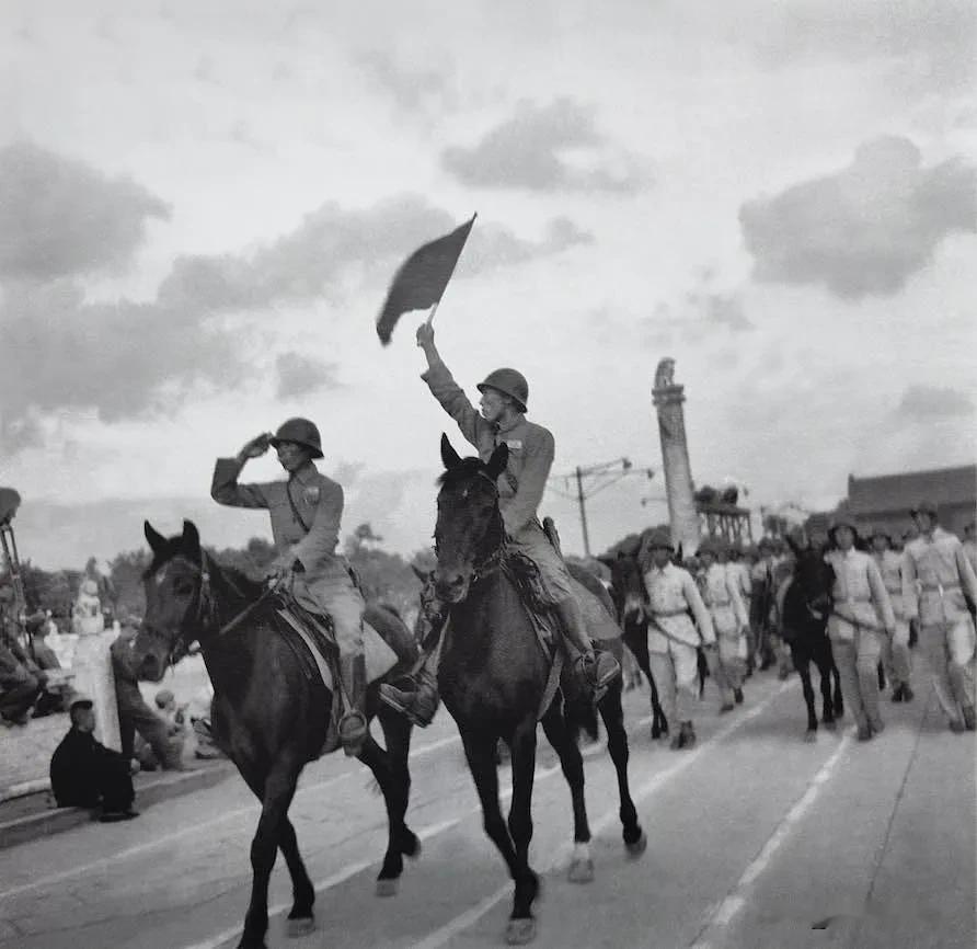 1949年10月1日，人民解放军骑兵部队通过天安门广场接受党和人民的检阅。孟昭瑞