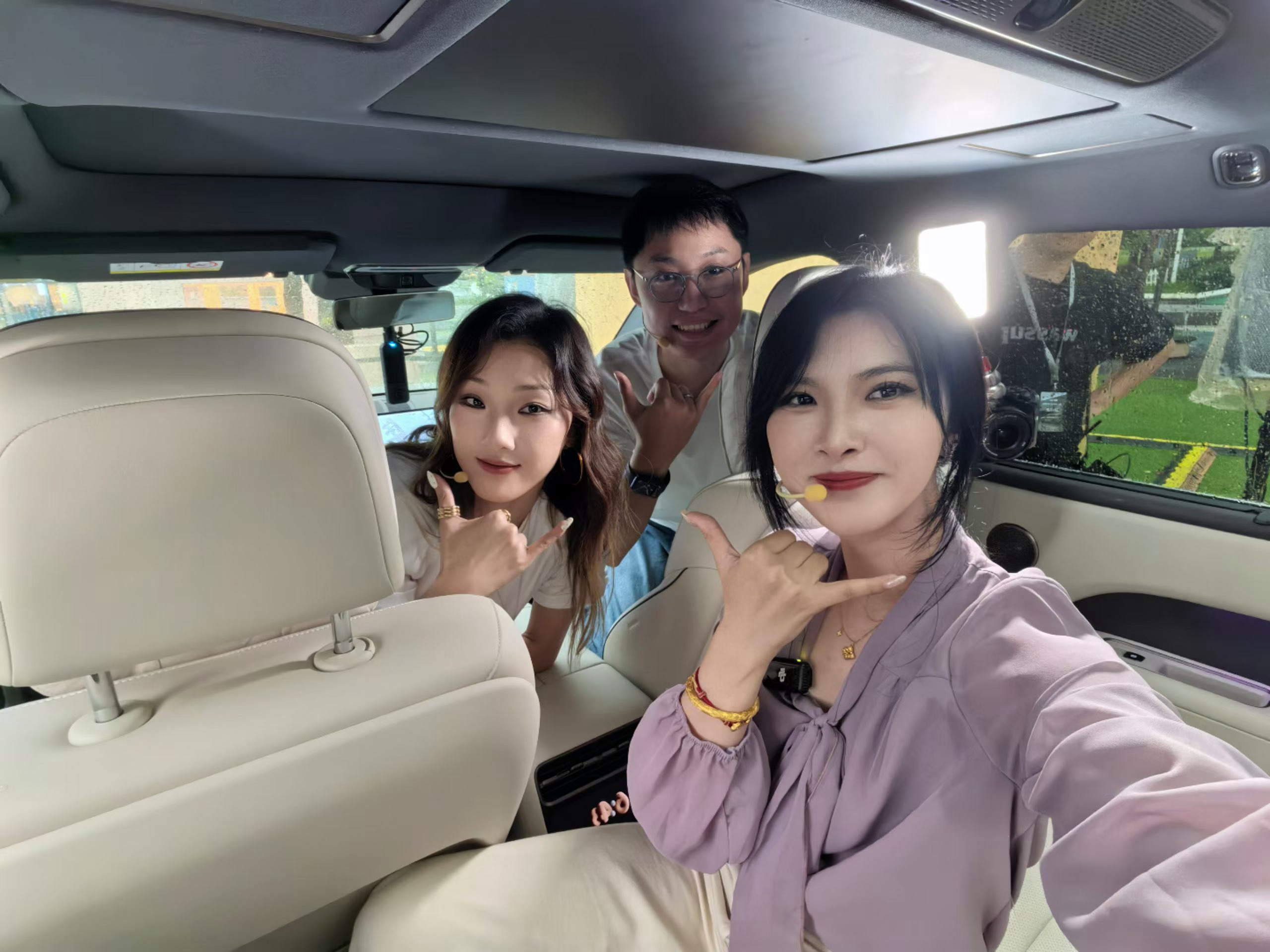 第一次尝试即兴直播，艺人朋友超专业，公司同事超给力，主播小周下播了