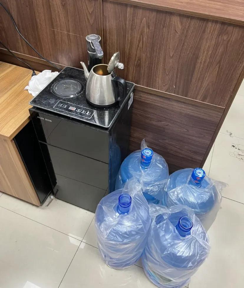 办公室就该男生换水吗?还是不需要抬的
我们办公室两个女的三个男的，而且我们烧水的