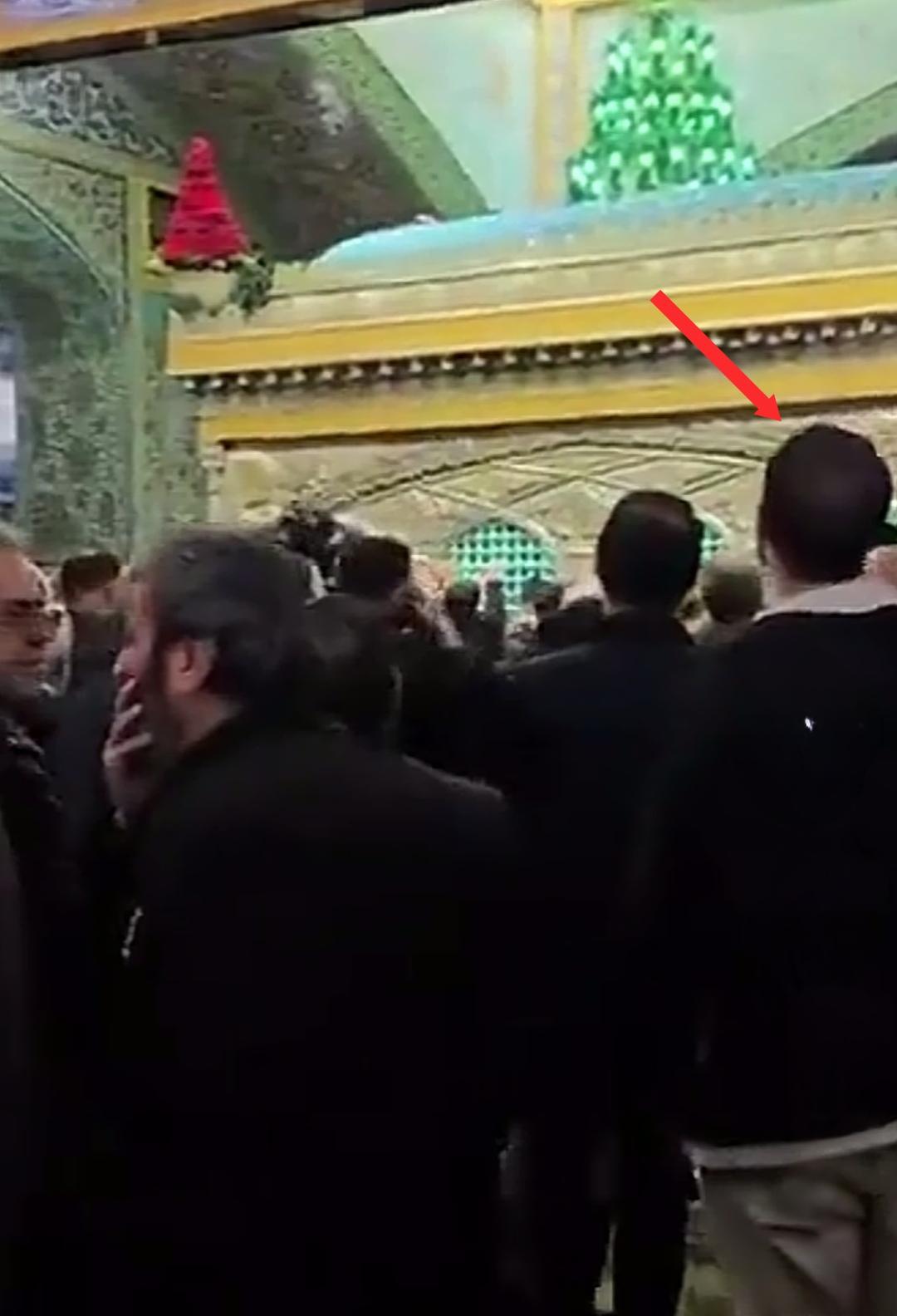 气氛非常悲痛。大量伊朗民众悼念哈梅内伊，其中可见一个年轻人难掩哀伤、捶胸顿足！无