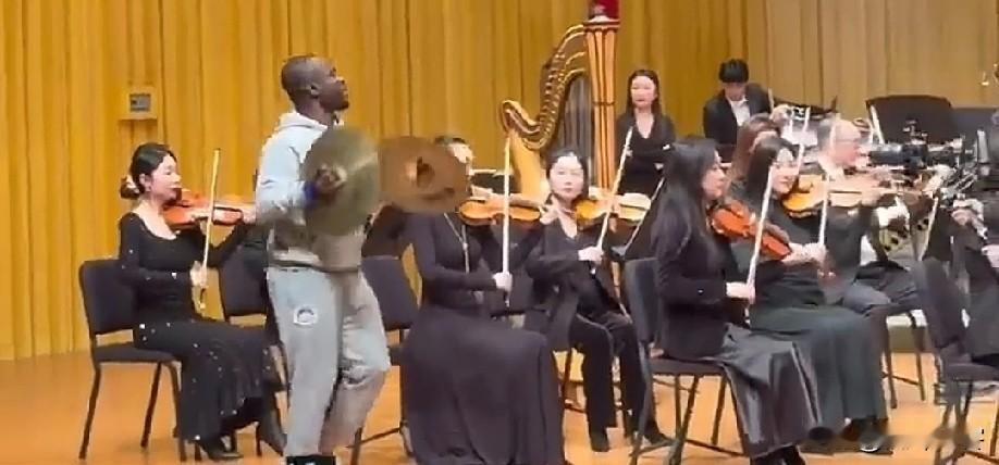 再多的温情也难以抵挡金钱的欲望，阿奇姆彭义无反顾的离开河南队给予大家的思考？
尽