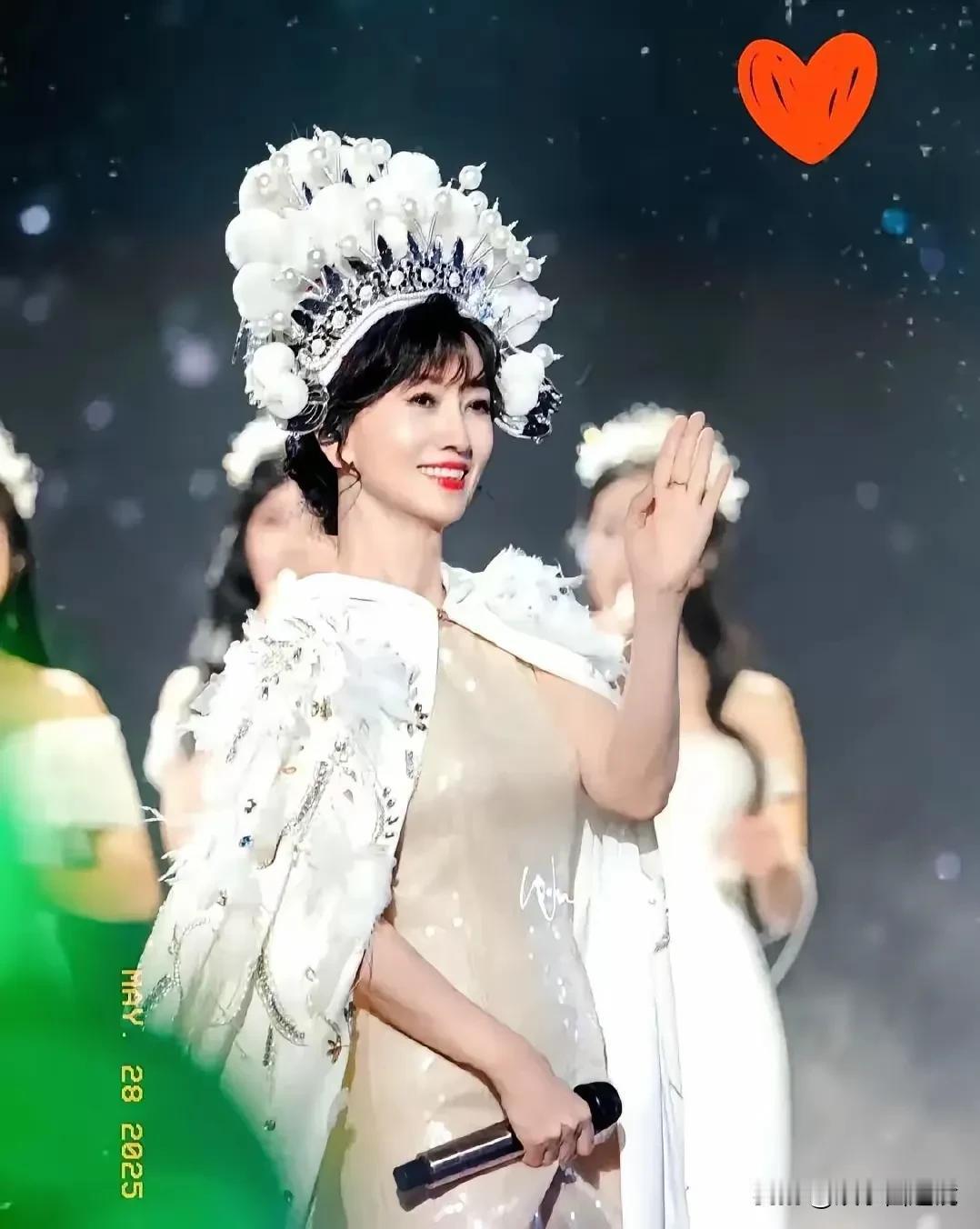 71岁的赵雅芝本已是颐养天年的年纪，但仍活跃在圈内努力赚钱，令人不胜唏嘘。
到底