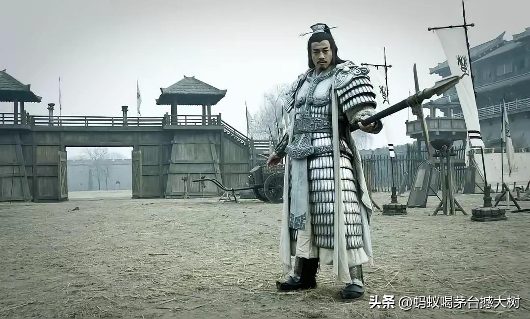 当年何润东也是被说很奶油，现在一对比成硬汉了，估计他自己都没想到。