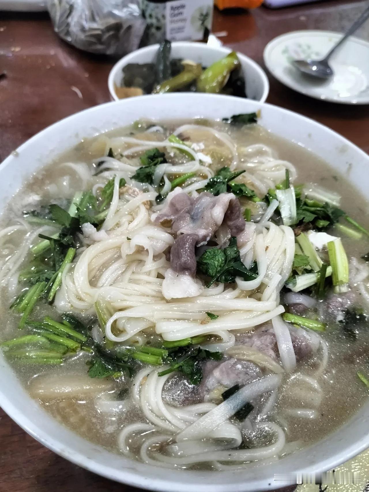 从昨天下班到现在，除了吃饭，刷牙洗脸，解手，一直躺着。

本来想早晨去运河走走，