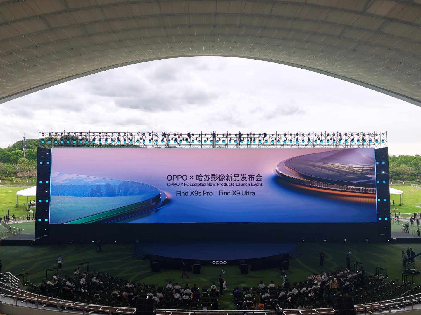 这次抽到位置很C据说现场哈苏浓度很高模特也很美（今晚有两个新品的上手但没有u的样