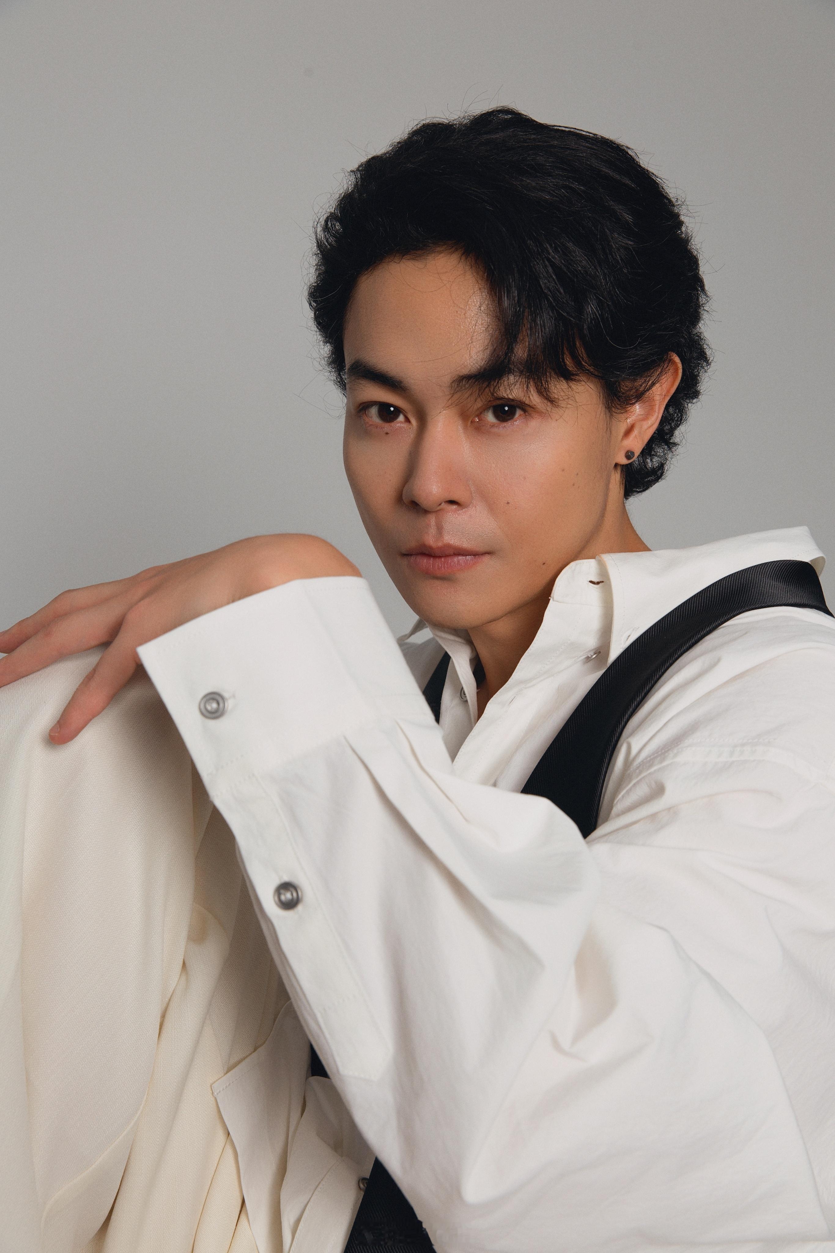 终于看清邢深的脸了 枭起青壤的邢深走出来了！董畅这组杂志照太惊艳，白衬衫牛仔少年