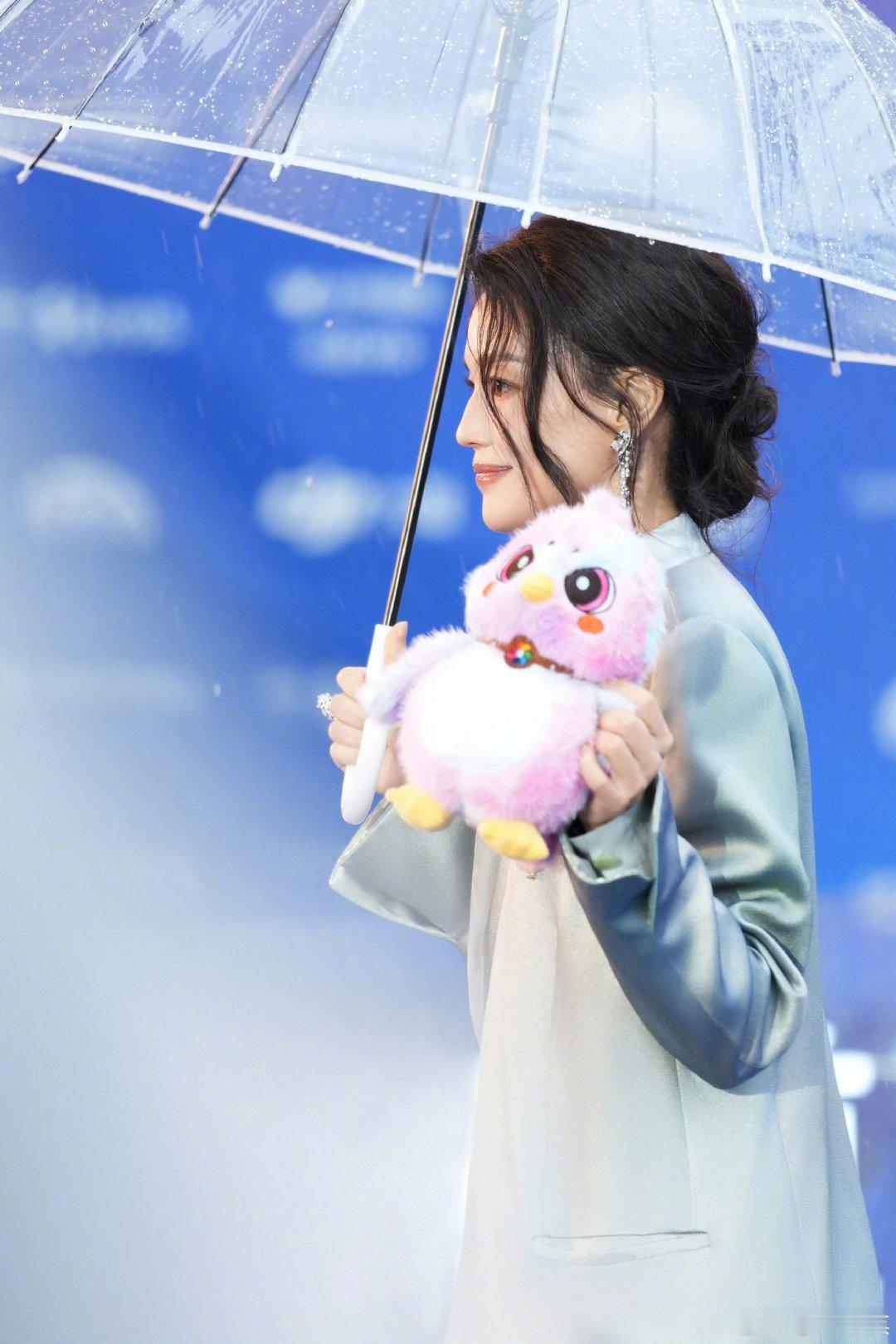 50岁舒淇生日状态舒淇50岁生日照50岁舒淇生日状态，撑着透明雨伞回眸那张，眼神