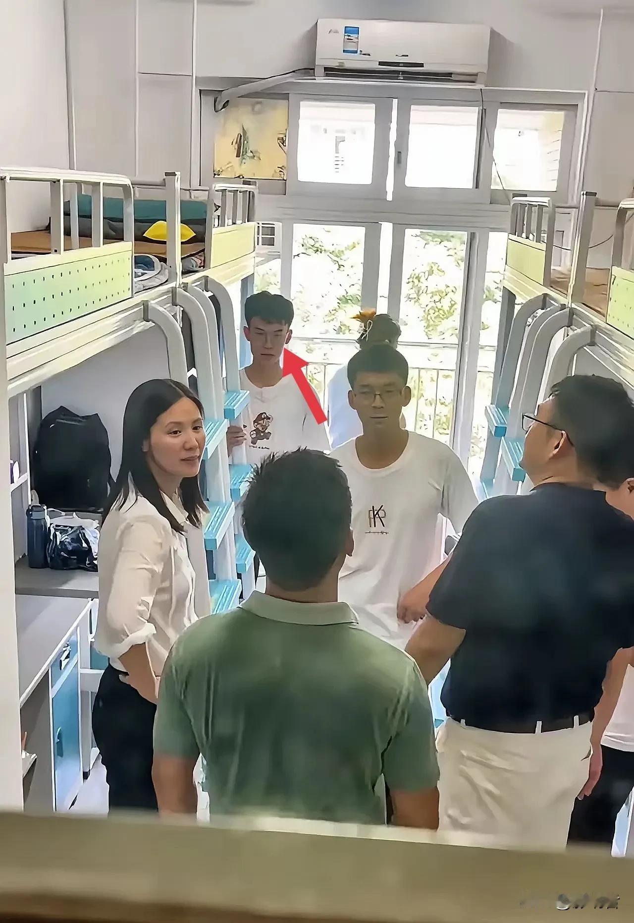 为什么这张照片会带来莫名的喜感？
唐尚珺进入华南师大宿舍后，有领导来看望他，一旁