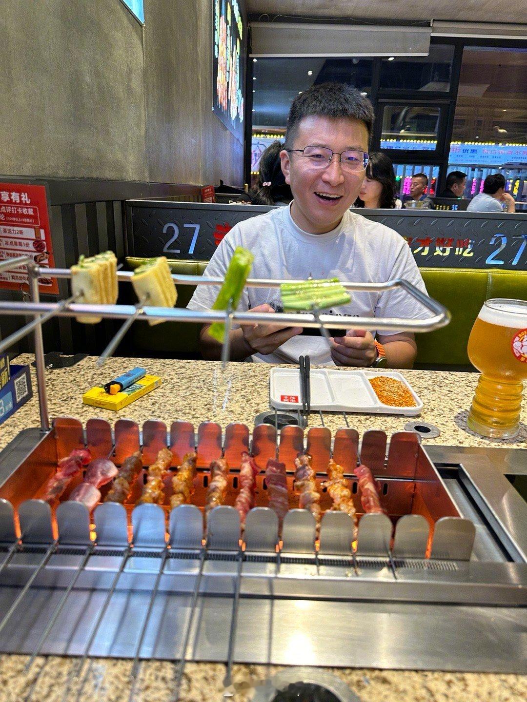 回到长春有好友，撸串必须的，今天吃丰茂，延边风味的串店。 方成说这个啤酒宝贝照相