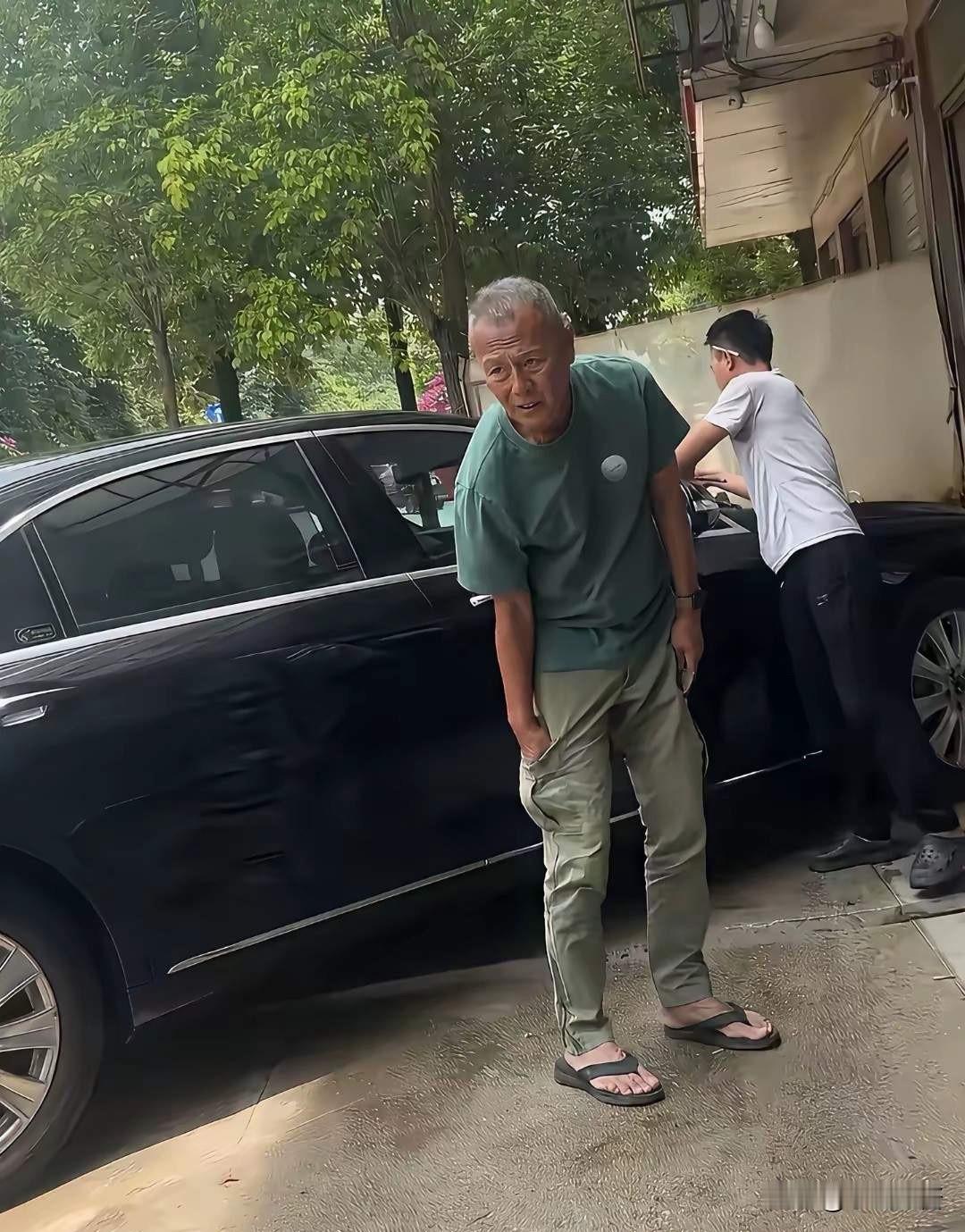 刘德凯，引发热议。

7月22日，72岁的刘德凯，冲上热搜，他的退休生活被曝光，