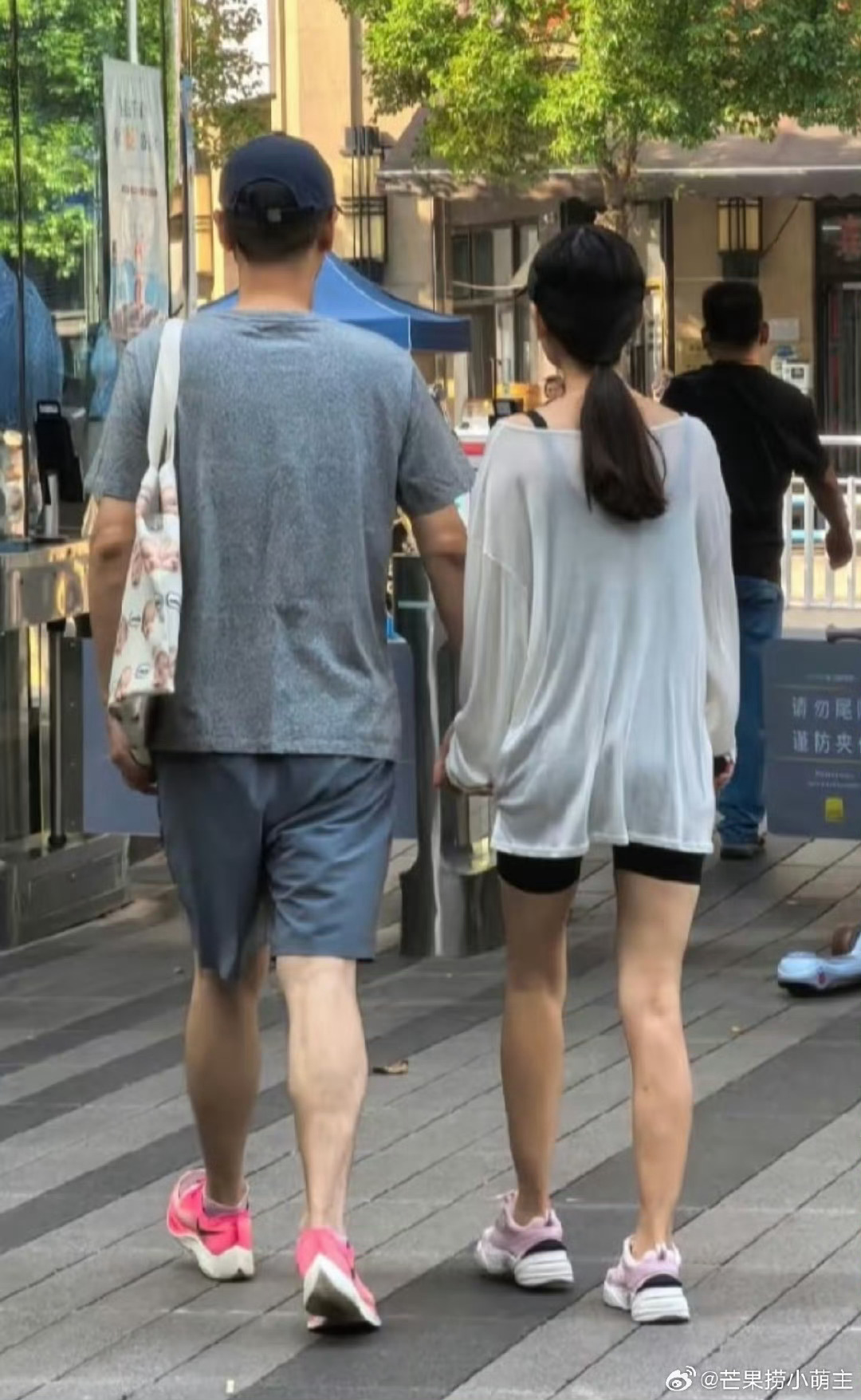 任重孙骁骁牵手外出对这对夫妻没有一点好感，人品不好，不过两个人也是般配了 ​​​
