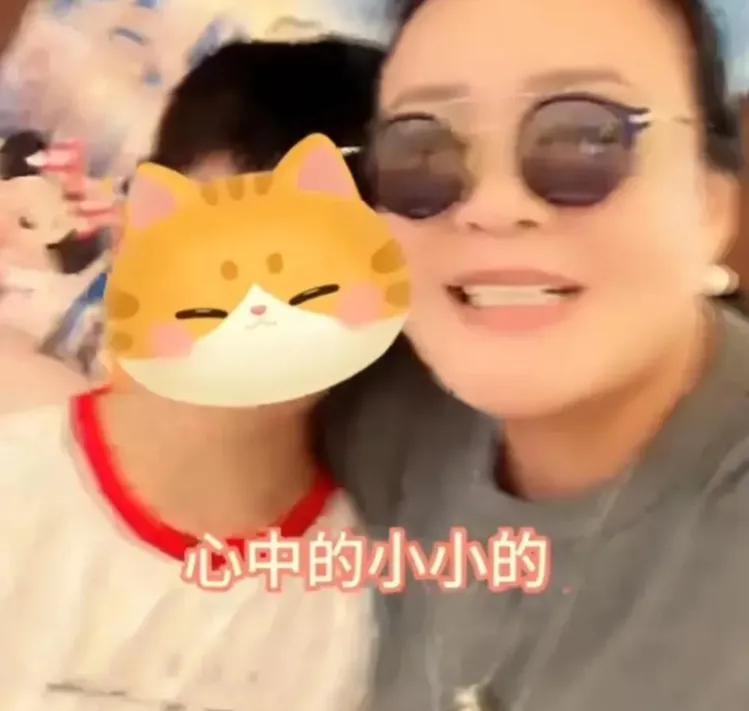7月20日，张兰和汪小菲带着孩子们一起去东京迪士尼乐园游玩。这次东京之行让大家看