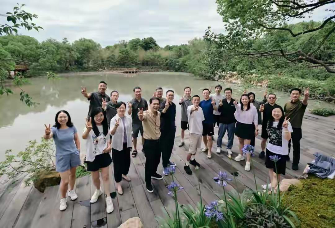 湖畔聚友欢，笑语乐陶陶。